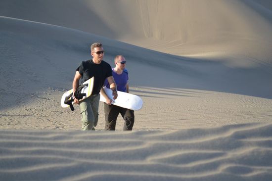 zwei männer am weg zum gipfel  
.... "snowboarden is des leiwandste"