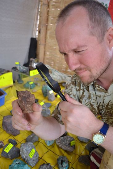 der profi prüft die angeblichen 18-karat gold .. bei einer mineralien präsentation im hinterhof