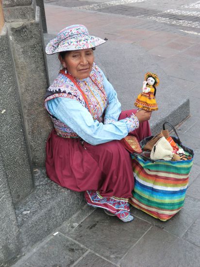 Kunsthandwerk findet man hier an jeder Straßenecke.
Hallo Puppe! 