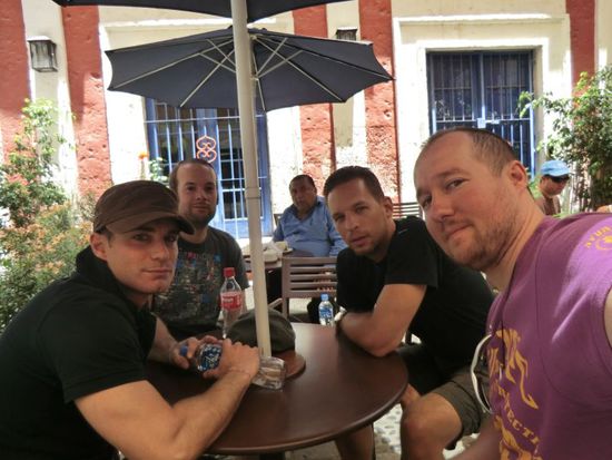 Ein zünftiges Frühstück in einem kolonialen Innenhof ist schon was Feines. Allerdings hat es, wie man am Foto erkennen kann, etwas länger mit dem Service gedauert, wodurch das Foto noch ohne Speis&amp;Trank geschossen wurde.