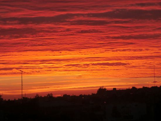 JETZT SAN DE TOG SCHON KÜRZER WORD´N - 
UND BLATTL´N FOIN A VON DE BAM 
UND AUF´M ALMASATTL - 
LIEGT SCHO SCHNEE 
A KALTER WIND WAHT VON DE BERG - 
DE SUNN IS A SCHON UNTERGANG´N 
UND I HÄTT DIE GERN IN MEINER NÄH 
JETZT BIST SO WEIT WEIT WEG - 
... C Hubert von Goisern ...