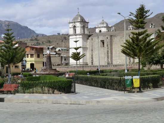 Cabanconde - Plaza major - Kirche schaun