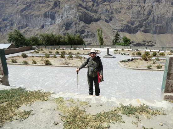 der neue Ortskaiser von Malata. Das Volk jubelt ! ! (insgesamt 15 Familien) 
Eine außergewöhnliche Plaza major im Herzen des Canyons.