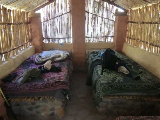 unser bescheidenes, klimatisiertes Komfortzimmer ...
hier ist schlafen in voller Montur angesagt!