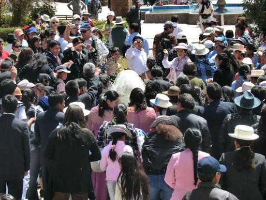 Nach 3 Stunden Fahrt ist Chivay erreicht - und wieder einer von uns wird verheiratet (Mama Rainer darf sich freuen 