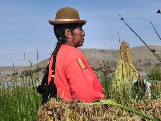 Traditionelle Kleidung einer Inselbewohnerin.