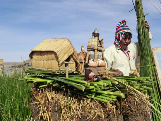 Der Stammesführer mit einem detailiert-gestalteten Modell der Insel.