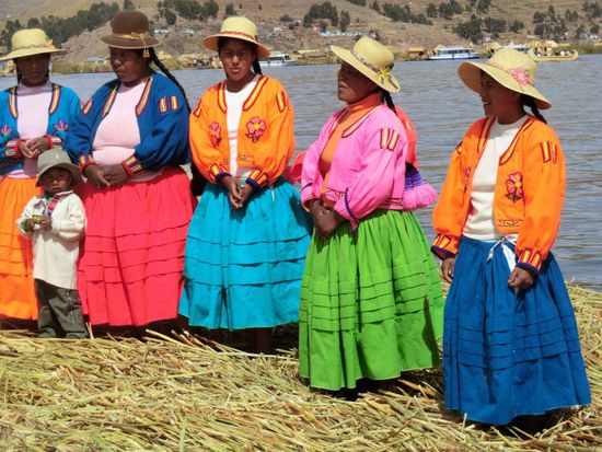 Mit Abschiedsgesang brechen wir auf, zur Insel "Taquile".
3 Stunden Fahrt ...