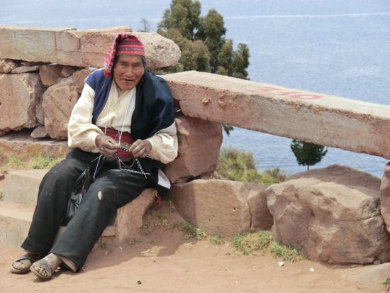 Ein, seit seiner Hochzeit strickender Mann, wofür diese Insel-Kultur berühmt ist.
Insider behaupten, er feierte vor zwei Wochen seinen 36. Geburtstag !
PS: Stoffl erhält zur Ausstattung zwei Stricknadeln.