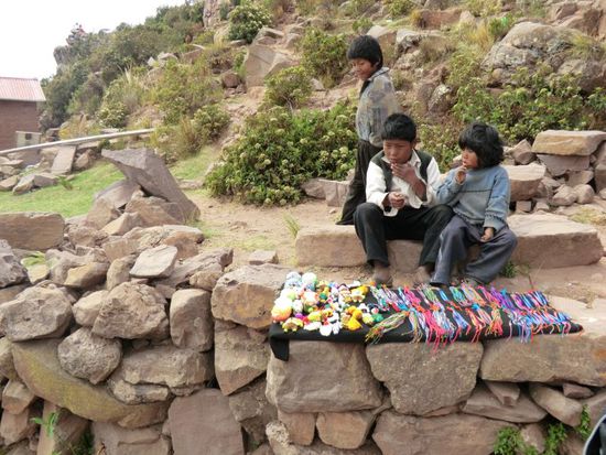Kinder, denen wir die Bänder um 1 Sol abkaufen.