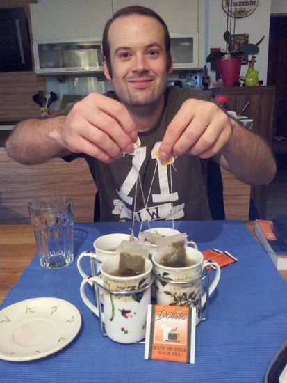 nicht die Teekanne, sondern "el maestro de coca" macht den Tee ...