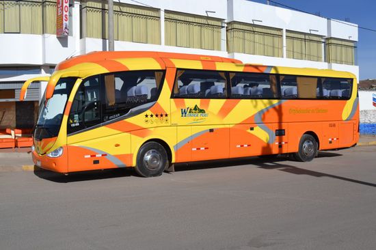 Ein Bus für uns alleine. Kaum zu glauben, dass sich dieses relativ neue Unternehmen rentiert. Für uns von Vorteil -  mehr Komfort !
Zwei Italiener sind auch noch dabei.