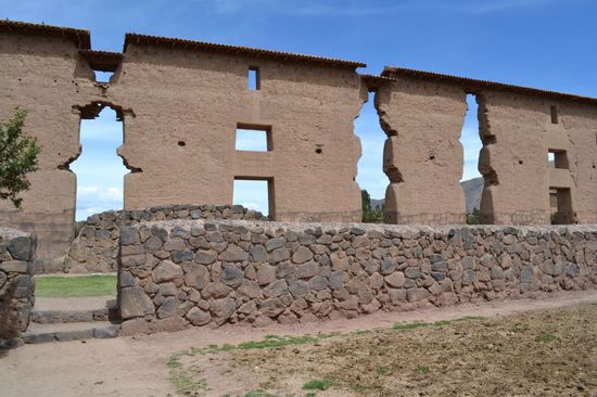 4. Stopp (der 3. war die Mittagspause): Raqchi (3.480m)
Der höchste, zum Teil restaurierte, Inka-Tempel.