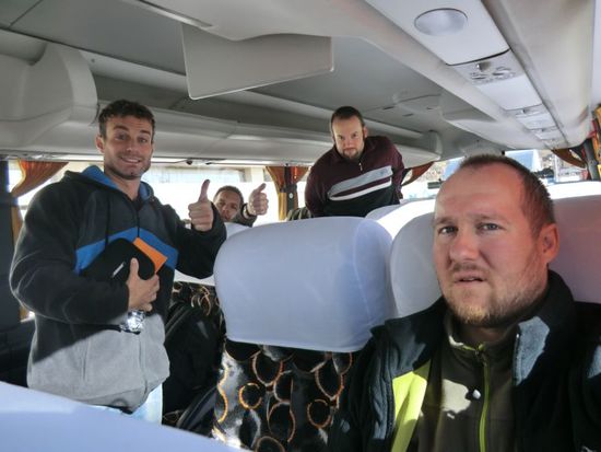 Freie Sitzplatzwahl, dennoch grantiger Blick des el Presidente, weil wir den 50-Sitzer-Bus standesgemäß nicht für uns allein haben.