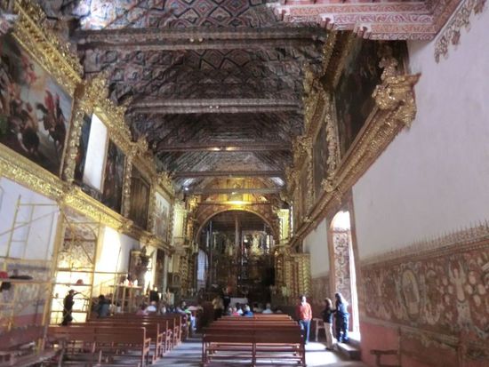 5. Stopp: Andahuaylillas (3.112m)
Die "sixtinische Kapelle" des amerikanischen Kontinents - eine der schönsten Barock-Kirchen in diesen Breiten.
NO PHOTO ! ! !
Strengstens verboten ist hier das Fotographieren. Jedoch gelingt uns dieser und andere Schnappschüsse.