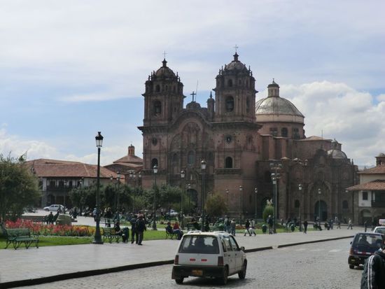 Kathedrale von Cusco am Plaza de Armas, gegenüber von McDonalds !