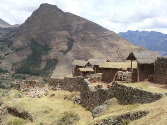 5 km vom Ortszentrum entfernt (bergauf) liegt die überwältigend große Anlage.