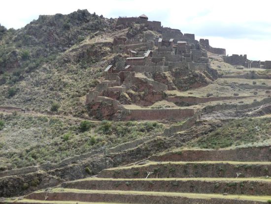 Zahllose Terassen schmiegen sich symmetrisch an den steilen Hang.