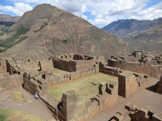 Hoch über den Terassen liegen 2 teil-rekonstruierte Gebäudekomplexe. Dieser hier diente als Sonnen-Observatorium.