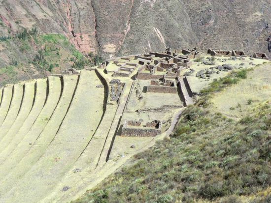 Die zweite Anlage, etwas unterhalb der ersten.  Hier schufen die alten Inkas eine bemerkenswerte, stufenförmige Agrarlandschaft, deren Aufbau bis heute noch Anwendung findet.