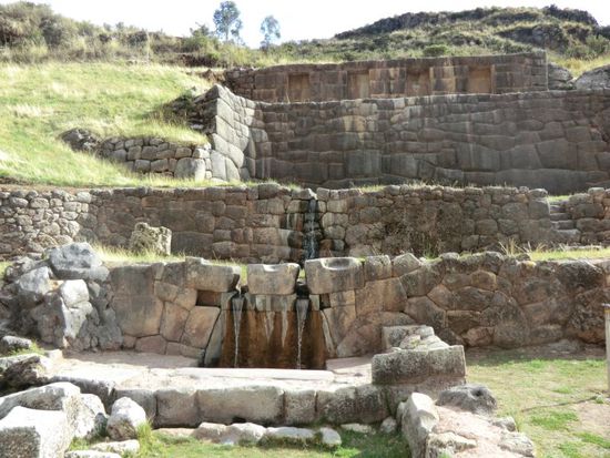 Noch heute leiten diese, nur aus präzise zusammengefügten Steinen bestehenden, Wasserwege die Fluten zuverlässig durch die Reste der Anlage.