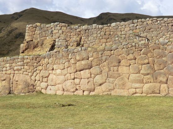 Erstaunlich, wie die polygonalen Blöcke geformt wurden, um nahtlos aneinander gefügt zu werden.