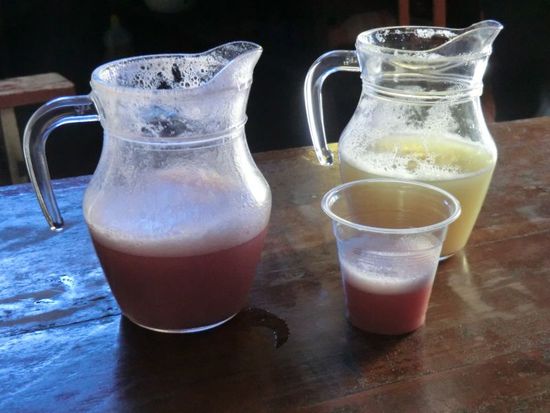 Links mit Erdbeere und rechts natur. Im Schnitt trinkt ein Peruaner rund 10 bis 15 Krüge. Prost!