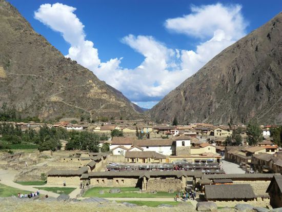 Eine Festung, etwas über der heutigen Stadt gelegen. Hier zu sehen, die gegenüberliegenden, kleineren Schiesscharten.