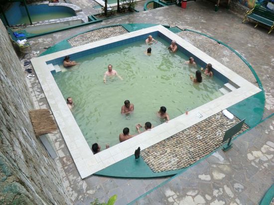 5 gehminuten, etwas oberhalb der stadt gelegen, befinden sich die, von thermalquellen gespeisten, becken.
touristen, wie auch einheimische können hier im heissen wasser entspannen. das funktioniert wirklich gut.