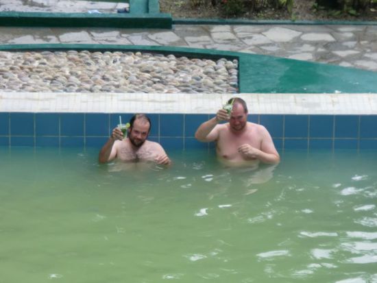 besser noch ... per handzeichen, oder auch auf bestellung serviert uns carlos, der betreiber der, in der anlage integrierten bar, diverse cocktails, bier und mehr, direkt an den pool.