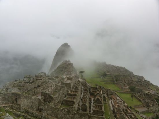 bereits auf dem weg nach oben konnten wir tropisches klima erleben. leichter regen und dichter nebel inklusive.
nach kurzem aufstieg vom eingansbereich befinden wir uns im wächter-haus, etwas oberhalb der stadt.
mystische stimmung.
der nebel bleibt hartnäckig, reisst jedoch immer wieder kurz auf und ermöglicht einen beeindruckenden blick auf die stadt und die umliegenden bergspitzen.
WAHNSINN ! ! !
das muss man erlebt haben.