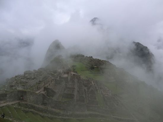 ca. 1 1/2 stunden erleben wir andächtig, wie nebelschwaden ruhig und gemächlich über uns hinwegziehen.
