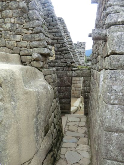 wieder "unten", auf dem weg zum eingangsbereich. toll, wie frei man sich durch die verstecktesten winkel der stadt bewegen kann.