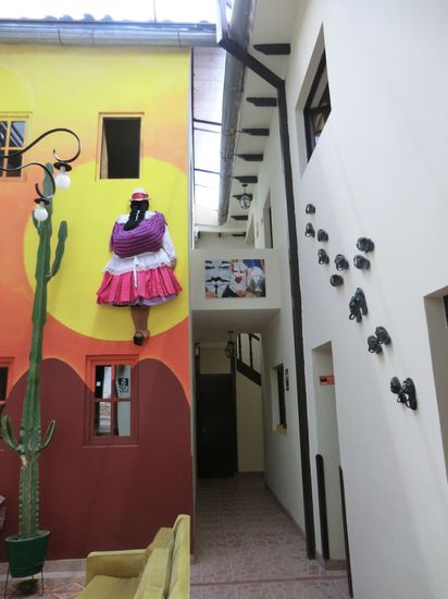 hier könnt ihr einmal unser Quartier etwas näher unter die Lupe nehmen. Unsere Zimmerfenster sind oberhalb der sich an der Wand anschmiegenden peruanischen Dame! 
P.S. mein kleiner, grüner Kaktus, steht unten am Balkon, Hollerie ...