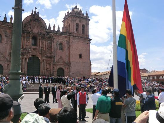 Am Vormittag haben wir dann die Freude und Ehre, an einer scheinbar wichtigen Prozession samt Bezirksoberhaupt teilnehmen zu dürfen.