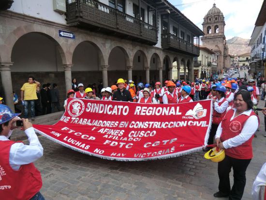 Wie es sich für einen guten Betriebsrat gehört, solidarisiert er sich auf der Stelle mit der arbeitenden Bevölkerung und marschiert mit den trabajadores voran: Siempre adelante eben - gemäß dem  Motto unserer Reise! 