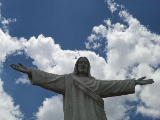 Unser erstes Ziel ist erreicht: über der Stadt breitet "christo blanco" seine Arme über uns aus ...