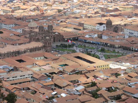 ... natürlich auch über die braven trabajadores, die noch immer am Hauptplatz stehen.