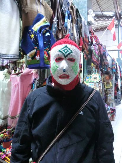 interessante Outfits gibt es hier auf dem Markt ... vielleicht sollte man sich ein solches für den nächsten Besuch der Hausbank mitnehmen ... 