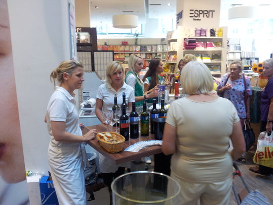 Na da hatte ich heute ja wirklich Glück und wurde vom Leiner mit Sekt &amp; Wein in den Urlaub verabschiedet.
Jaja, der Leiner ist eben meiner.