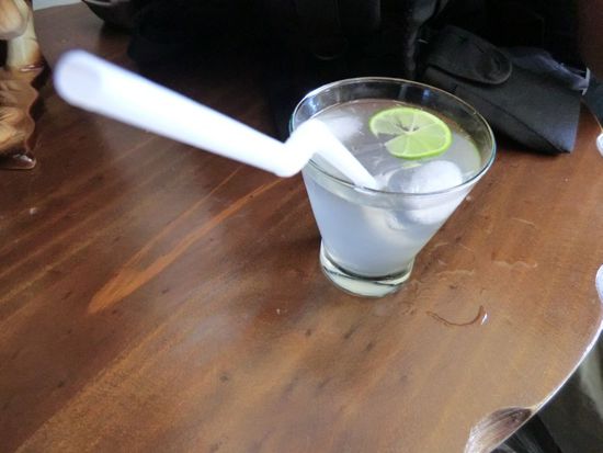 auch die lokalen alkoholischen Gebräuche - im Bild der Pisco Sour - werden näher unter die Lupe genommen und hinter die Binde gegossen. Um den Gott des Durchfalls milde zu stimmen haben wir das rohe Eiklar im Cocktail natürlich mitgetrunken ... der Gott der Kohletabletten wird es uns danken ...