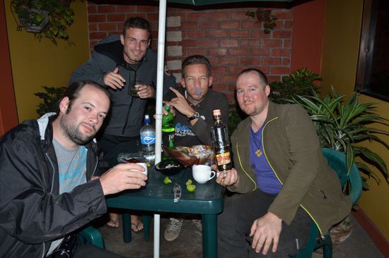 ... und das Gelage geht weiter ...
Doch schon morgen heißt es Abschied von Lima nehmen, denn der Bus nach Paracas wartet um 07:30 auf die wackeren Helden dieser Reise ...