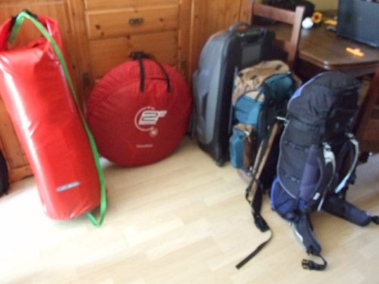 Unser aufzugebendes Gepäck: Wasserdichter Sack für Schlafsäcke und Isomatten, 2 Rucksäcke, 2 xDosSecundos-Wurfzelte, und noch ein bissel Handgepäck-Gerassel (hier noch nicht fertig gepackt) Gesamt ca. 70 kg verteilt auf 5 Schulternpaare.