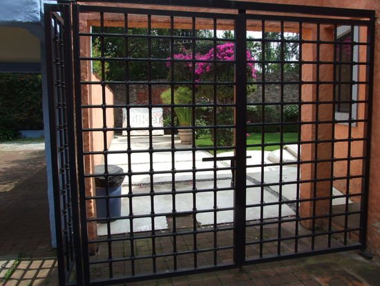 Hier ist immer alles gut gesichert, Einblicke wie hier sind selten. Vogel-, Schmetterlings-, Farben- und Blütenpracht sind aber selbst durch Fotos wie dieses schwer vermittelbar.