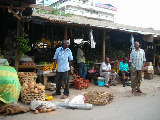 Gemuese- und Fruechtemarktstand in Dar Es Salaam