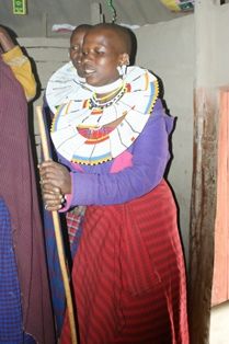 Tanzende Maasai-Frauen in traditioneller Kleidung