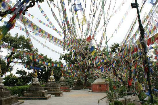 Gebetsfahnen auf dem Huegel der Swayambhunath Stupa