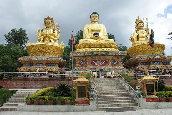 Statuen unterhalb des Swayambunath-Huegels - RIESIG!
