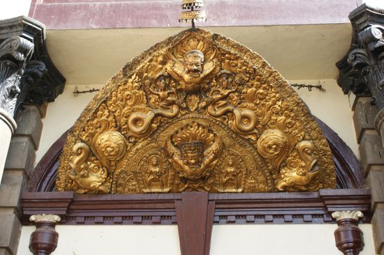 Eingangstor zu der eigentlichen Tempelanlage. But entrance only for Hindus.