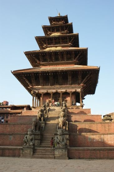 Nyatapola-Tempel: Mit seinem fuenfgeschossigen, 30m hohen Pagodendach ist er der groesste Tempel in Bhaktapur